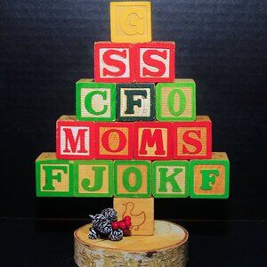 VTG Wooden Alphabet Blocks Christmas Tree Shelf Sitter MOMS 16 Blocks Birch Base